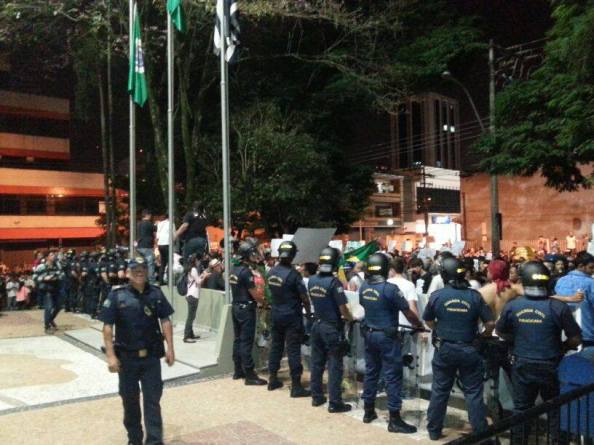 Fonte da imagem: http://guiaturisticopiracicabasp.blogspot.com.br/2013/06/imagens-da-manifestacao-em-piracicaba.html