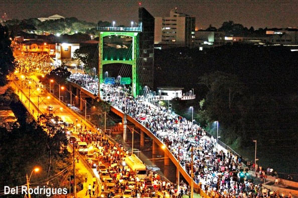 fonte da imagem: http://guiaturisticopiracicabasp.blogspot.com.br/2013/06/imagens-da-manifestacao-em-piracicaba.html