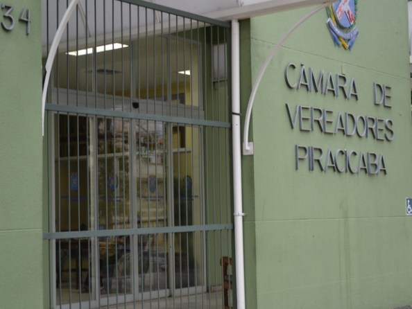 Fonte: http://g1.globo.com/sp/piracicaba-regiao/noticia/2013/07/camara-de-piracicaba-instala-portoes-e-atribui-medida-acao-de-vandalos.html