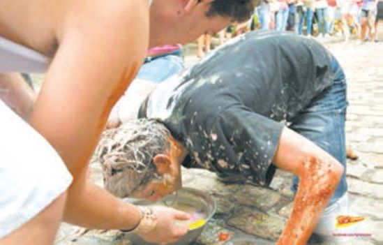 Fonte: http://veja.abril.com.br/noticia/educacao/trote-uma-pratica-medieval-que-desafia-as-universidades