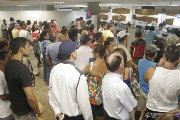 Fonte da imagem: http://cidadedesantarem.blogspot.com.br/2012/02/juiz-estabelece-tempo-na-fila-dos.html